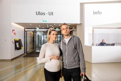 Isä ja äiti tulossa sairaalaan.